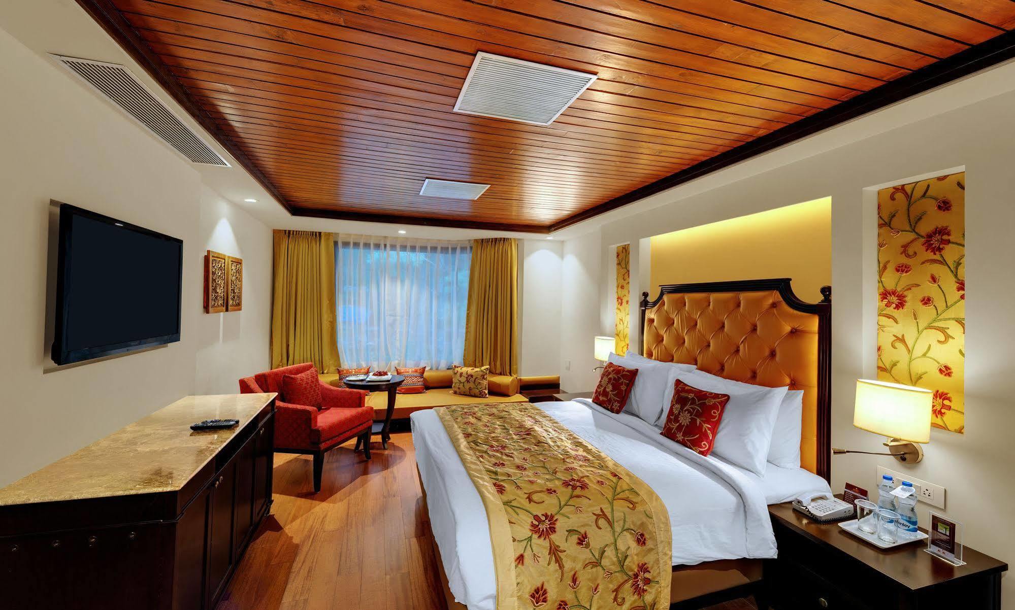 Senator Pine N Peak Hotel Pahalgam Exterior photo